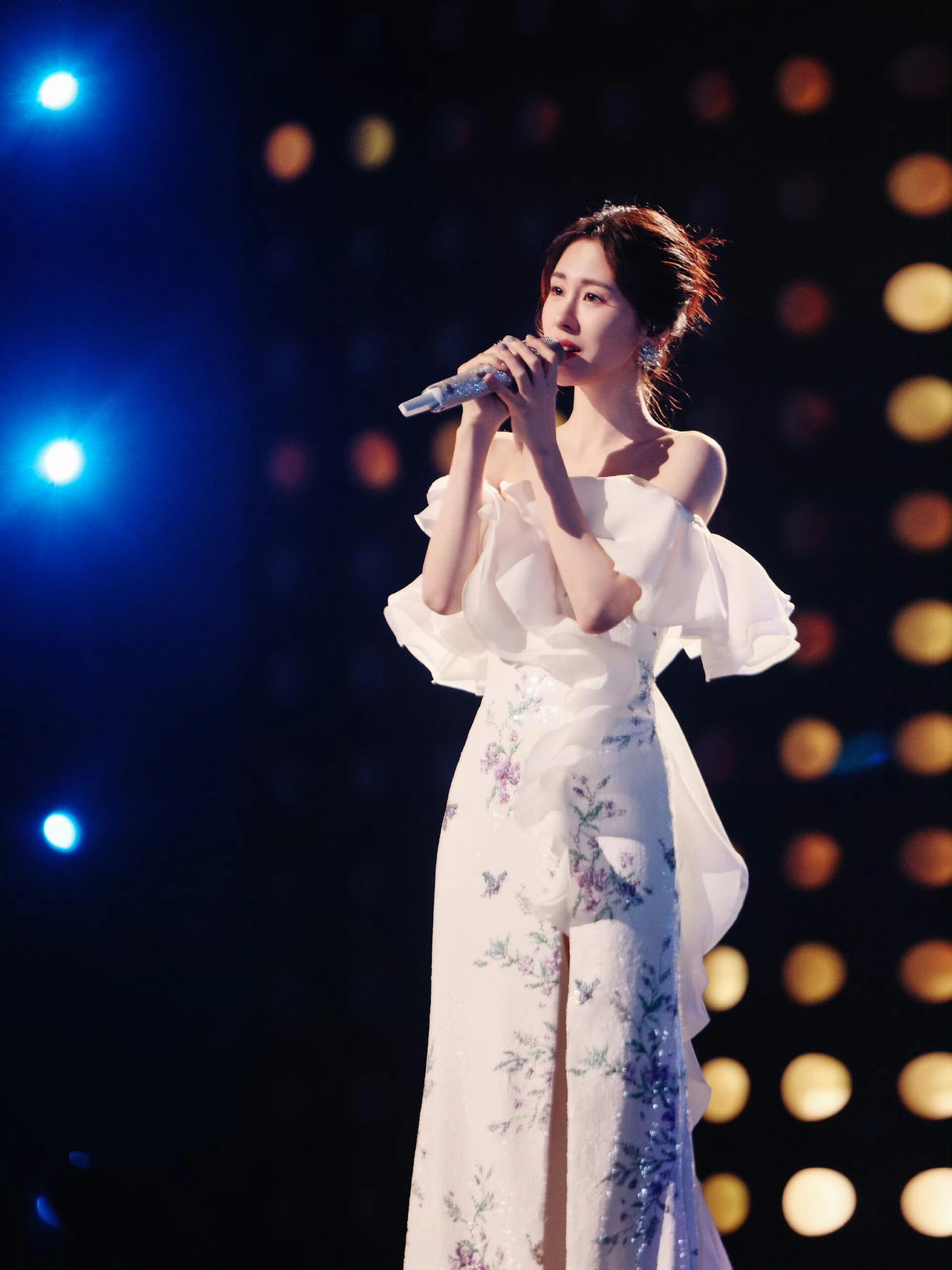 #张碧晨在我眼前路演了# 她就是优雅气质的公主呀 ​​​