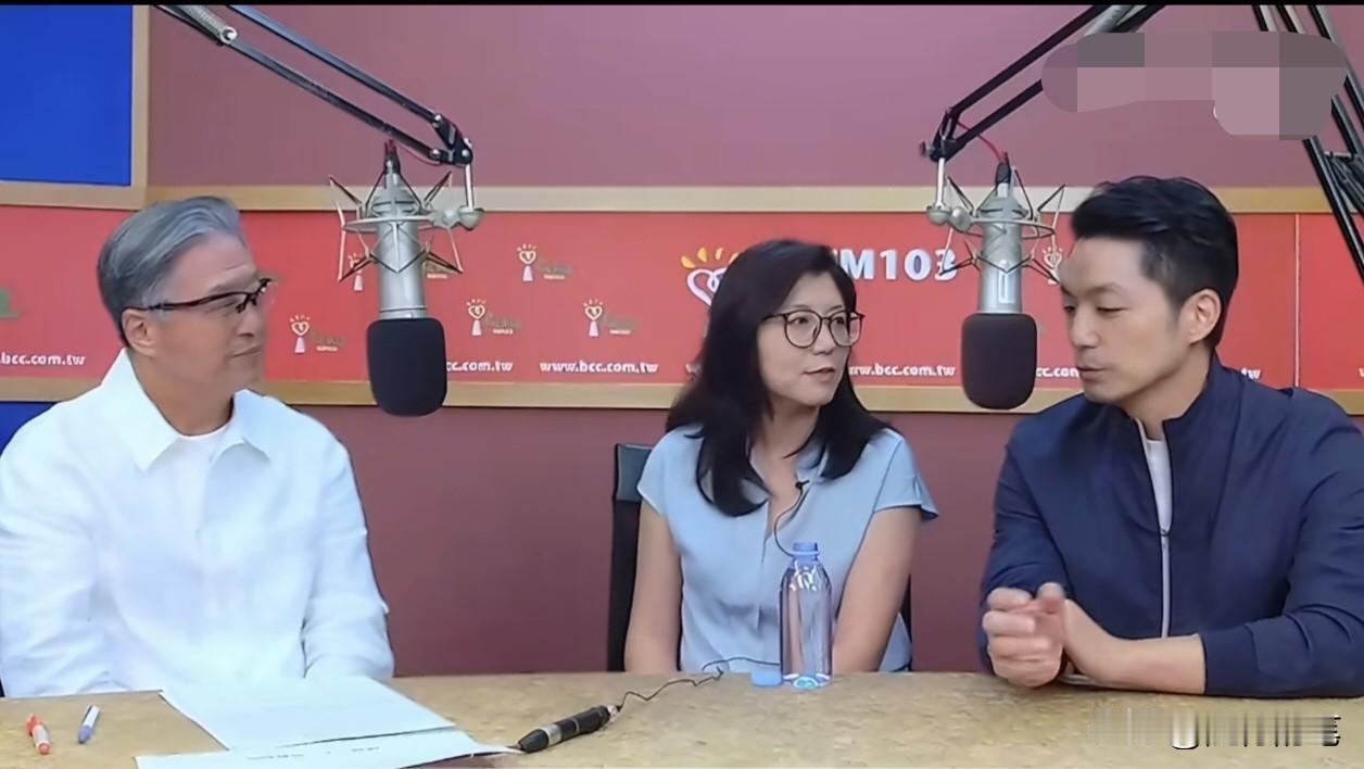 千呼万唤，王伟忠终于专访蒋万安了，令人意外的是，这次不仅邀请蒋万安一个人，还邀请