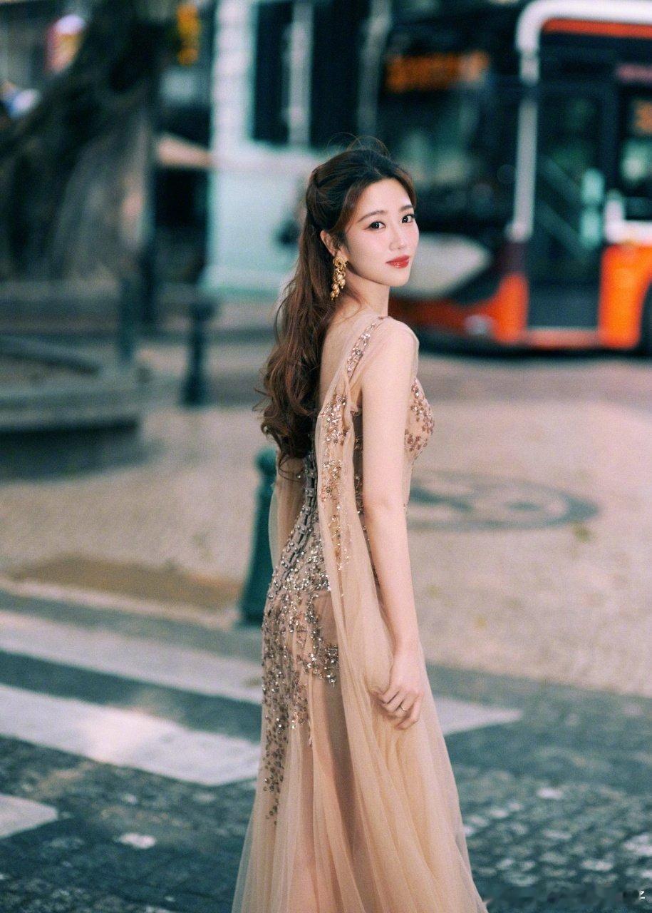 张纯烨跨年主持弹琴好全面 主持稳控全场，还这么多才多艺，即兴稳发挥，才貌双绝的舞