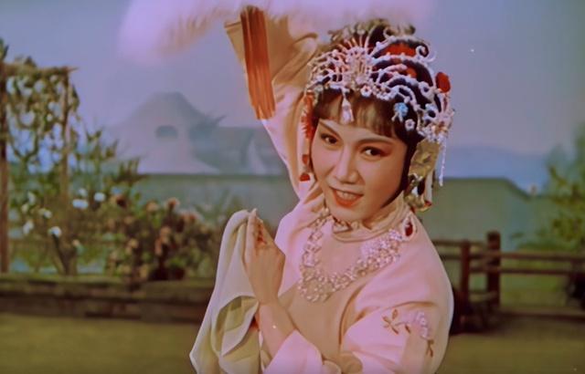 1963电影版最为经典：新凤霞饰演张五可，新派创始人，《报花名》堪称一绝；赵丽蓉