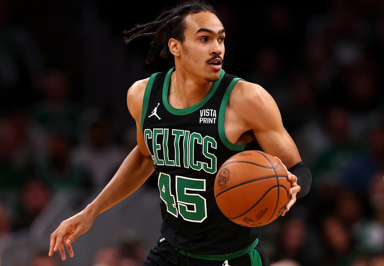 波士顿凯尔特人必须在周四前将阵容补足至至少14名标准合同球员。其中一个空缺将留给