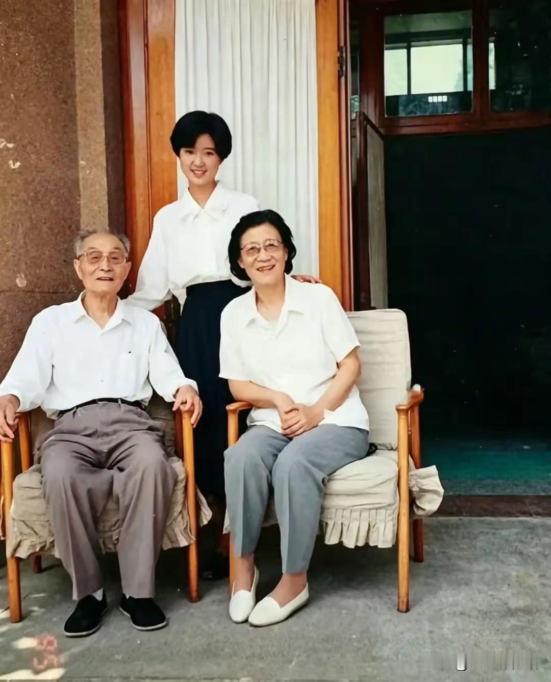 这组照片记录了张爱萍上将与家人的温馨日常：
第一张是1995年张爱萍、夫人李又兰