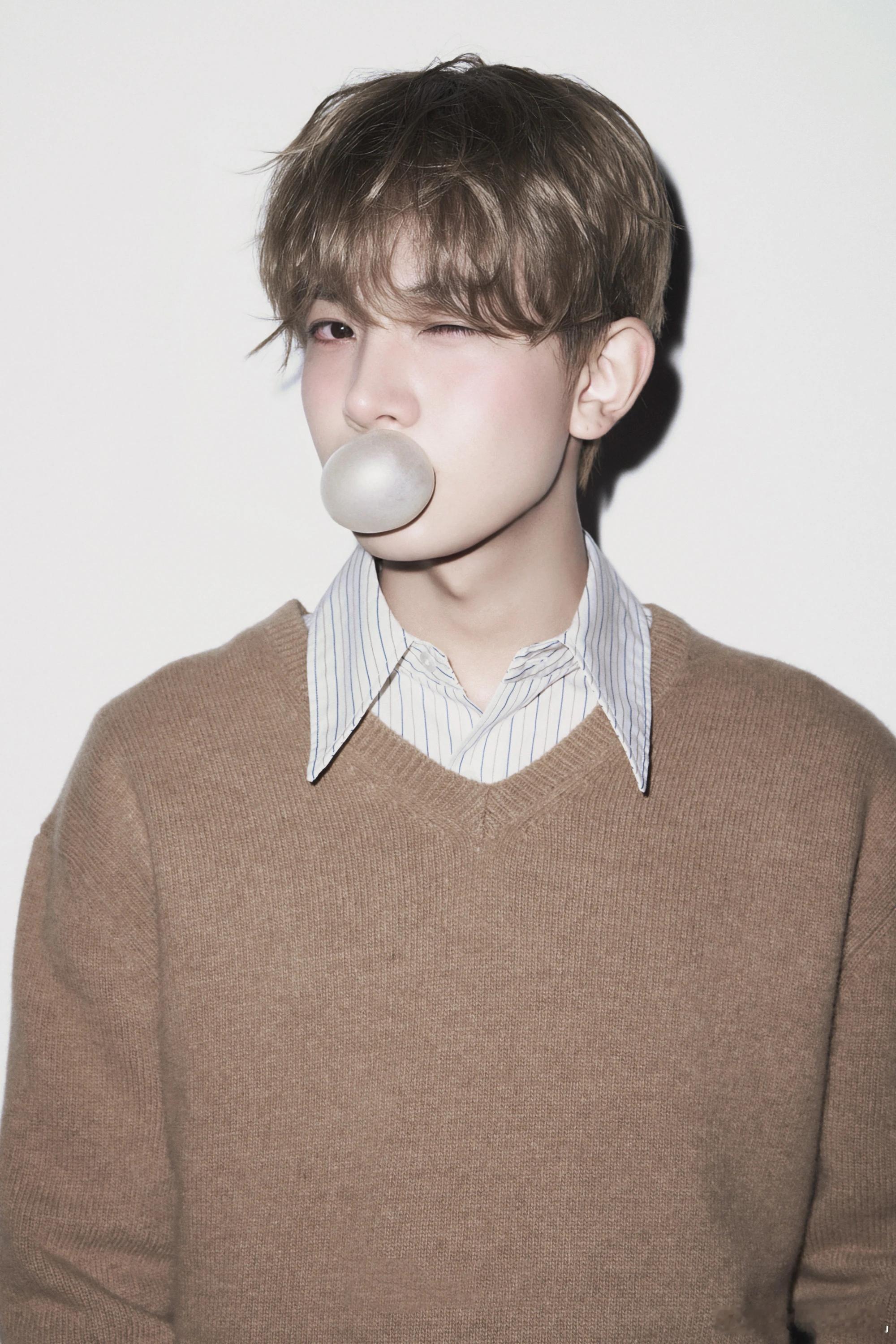 李羲承和黄子弘凡cha 李羲承和黄子弘凡的同框让舞台变得更加生动，他们的配合像是