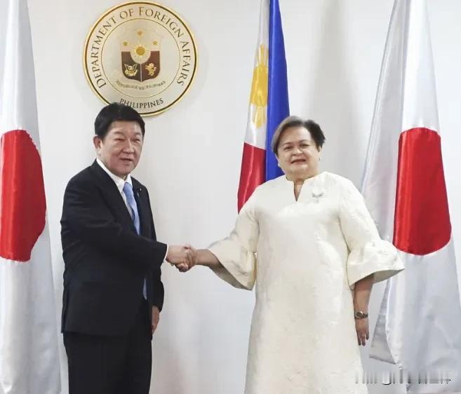 菲律宾现在也学会玩“平衡术”了，当着日本外相的面，菲律宾突然宣布对中国公民免签，