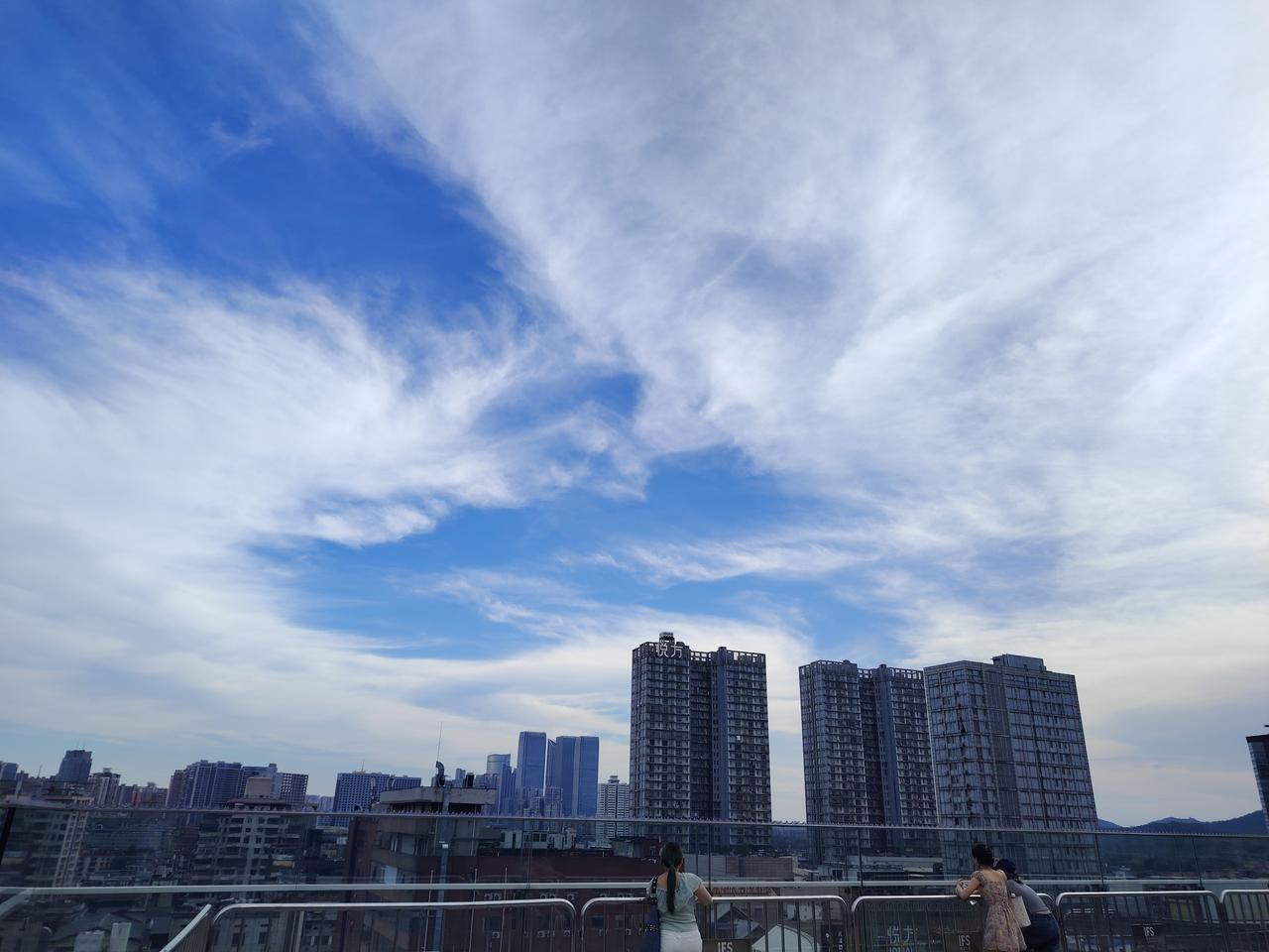分享一张相册里随拍的天空