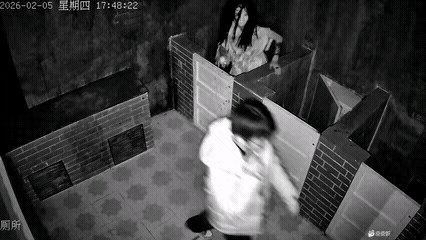 这画面看起来有些奇怪，明明有门，为什么不走门，非要从上面跳过来，结果摔了一个跟头