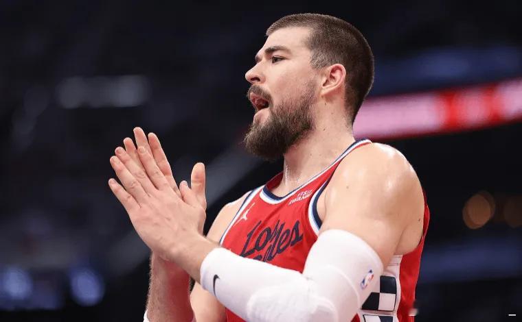 NBA常规赛，。本场过后，快船取得五连胜，战绩来到11胜21负。值得一提的是，在