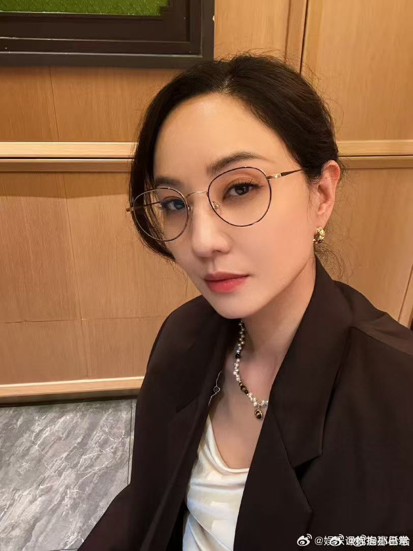 郑希怡浪姐6年后生图状态郑希怡扛住了怼脸拍 初代浪姐的底气真的足，郑希怡六年前后