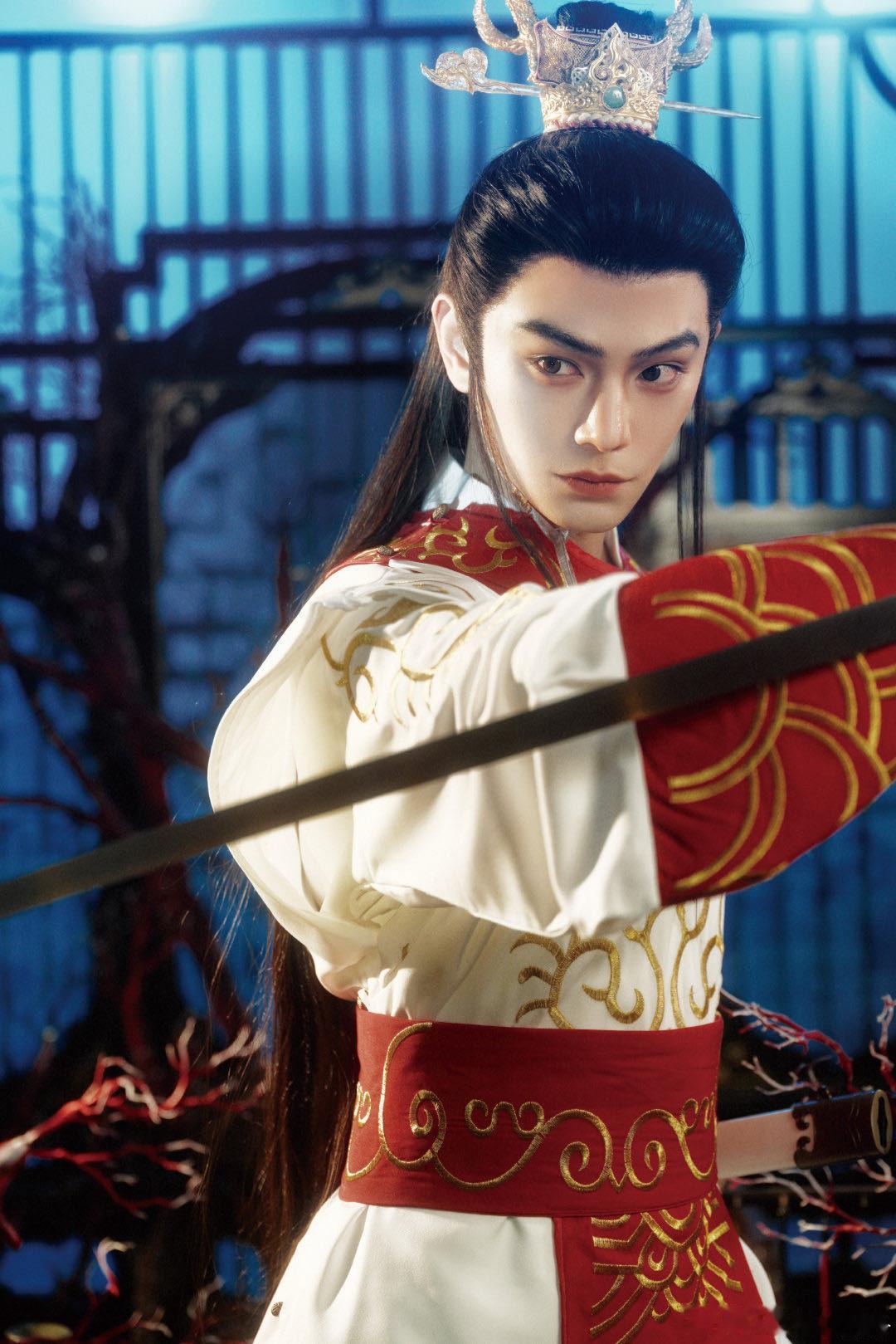 丁禹兮cos白龙马好帅 这哪里是cos，分明是小白龙从神话里走出来，丁禹兮的适配