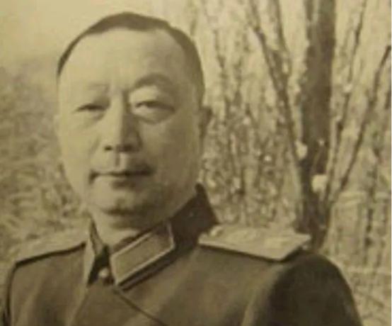 1956年，秦基伟副司令员在调研部队的时候，因为晚上失眠便在外面溜达，却发现三个