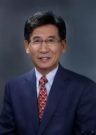 新华社发出快讯，一名科学家获得今年的诺贝尔物理奖。不过，据了解，不是我们的薛其坤