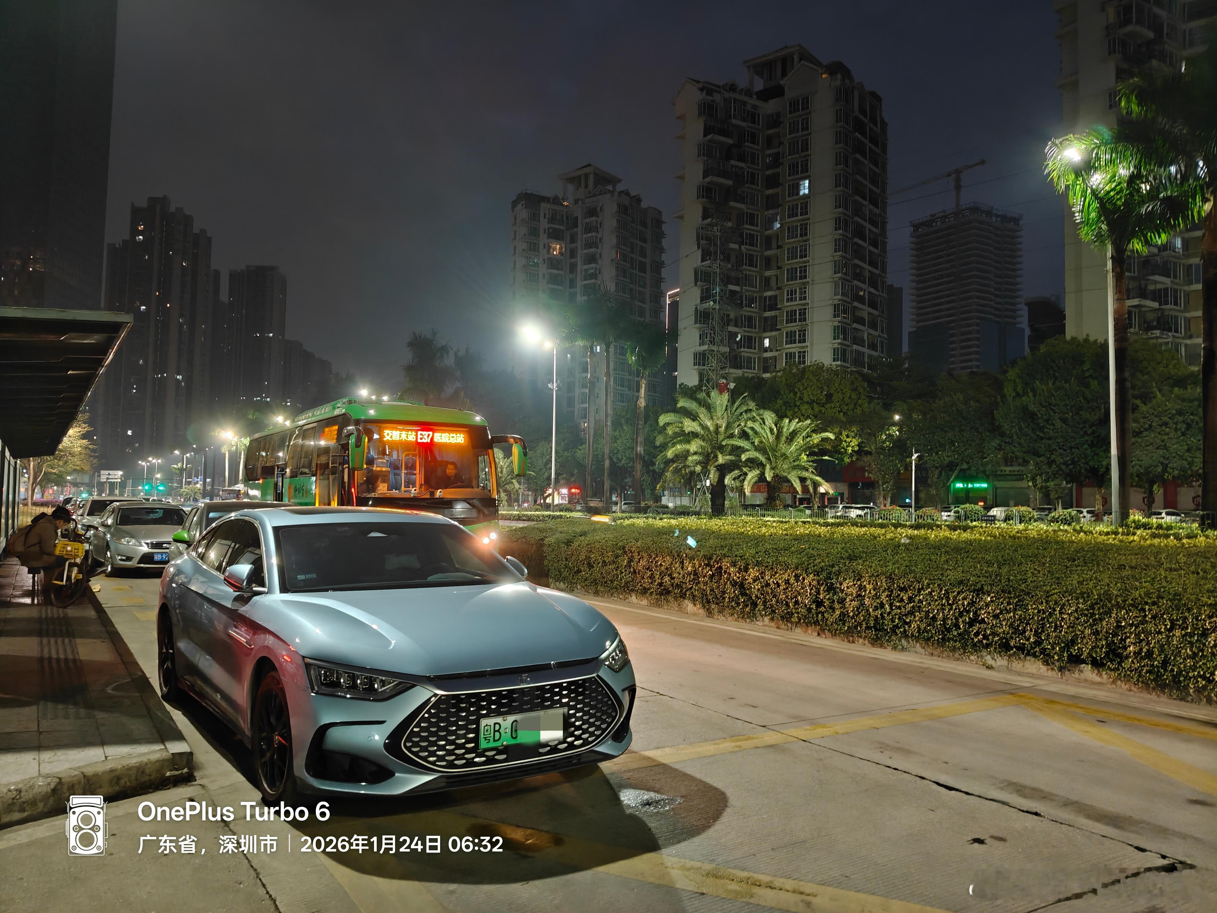 大家周末好！正在路边等车，2026第一飞，内蒙古呼伦贝尔，搬砖的周末开始了。 