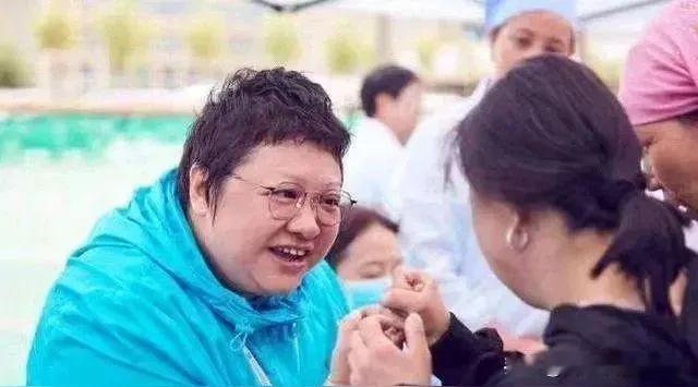 韩红的性格风风火火、快言快语，不属于那种察言观色、遮遮掩掩、工于心计的世俗小人。