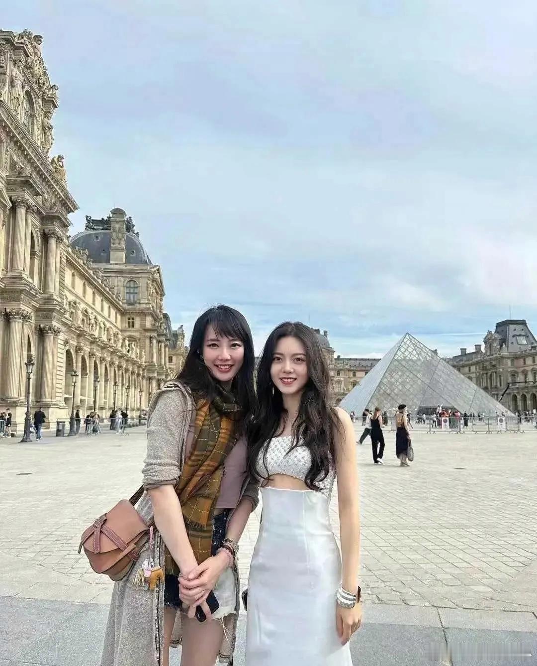赵今麦长得确实很一般，身边的朋友比她更漂亮。 