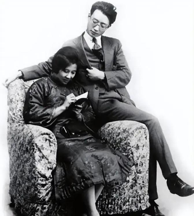 1924年，杨之华婚内，喜欢上了瞿秋白。为了和他在一起，她竟带着瞿找丈夫坦白。没