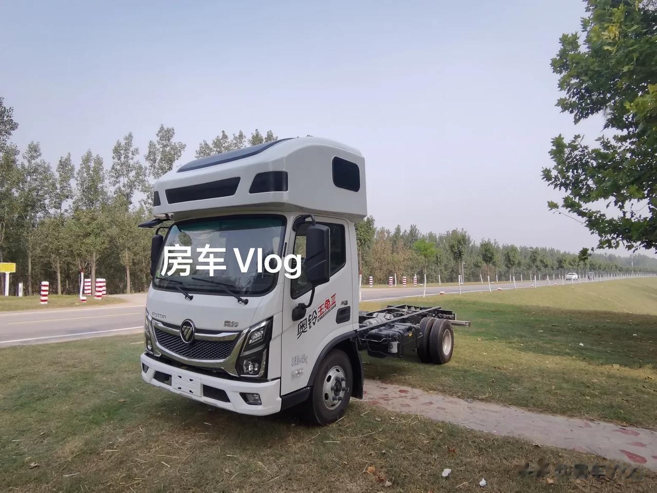 福田轻卡睡眠仓来喽
轻卡睡眠仓是一种小型的睡眠舱，通常用于露营、旅游、户外探险等