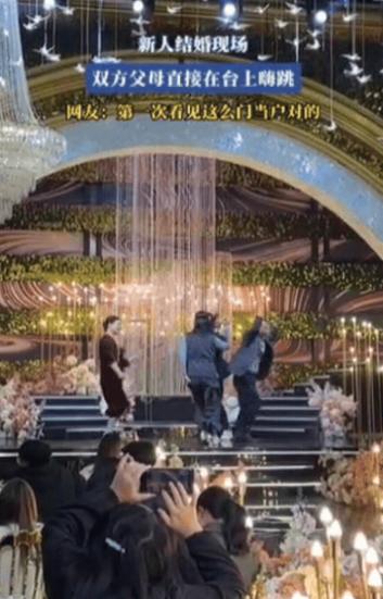 “不是一家人不进一家门！”10月12日，河南一对新人结婚，到了互动环节，双方父母