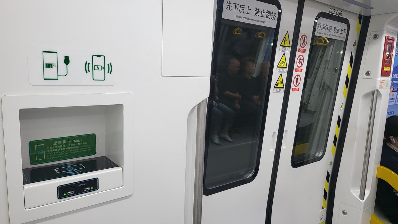 西安地铁8号线可以手机充电[送心]