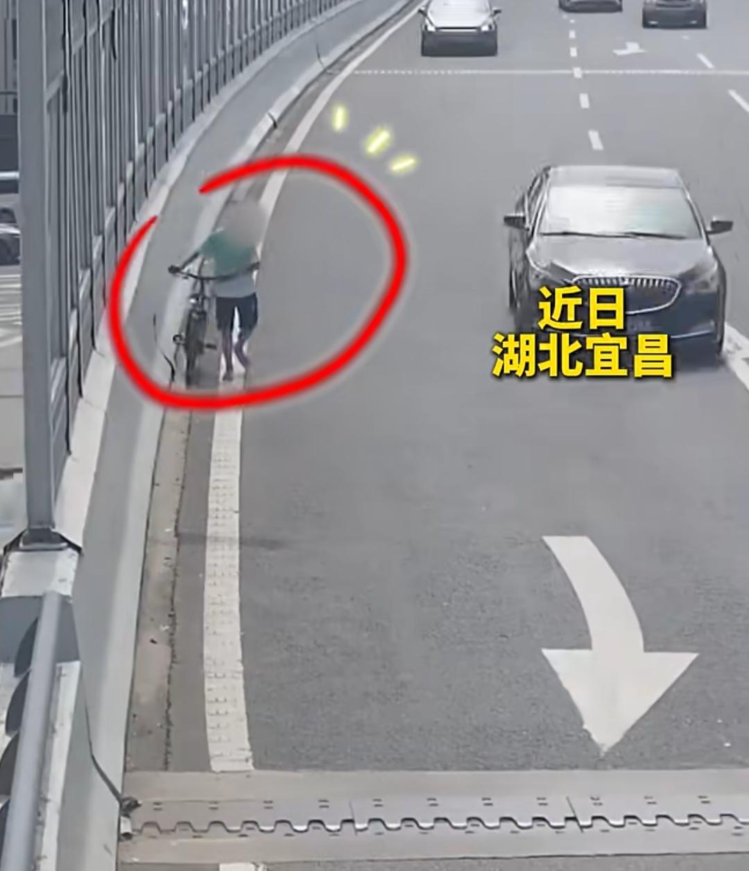 近日，湖北宜昌西陵派出所接待了一名独自前来求助的12岁男孩，一段暖心视频在网络传