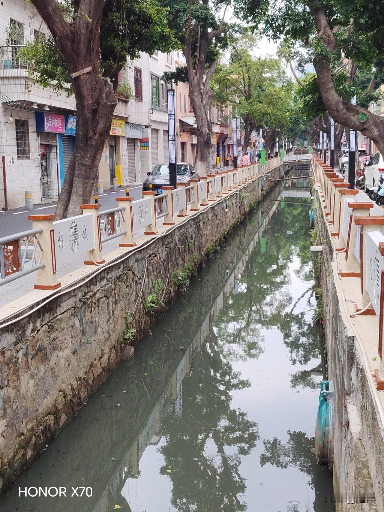 这里是什么广东佛山南海区平洲平洲湾的一条小巷子，两边商铺鳞次栉比，都是做旧家具旧