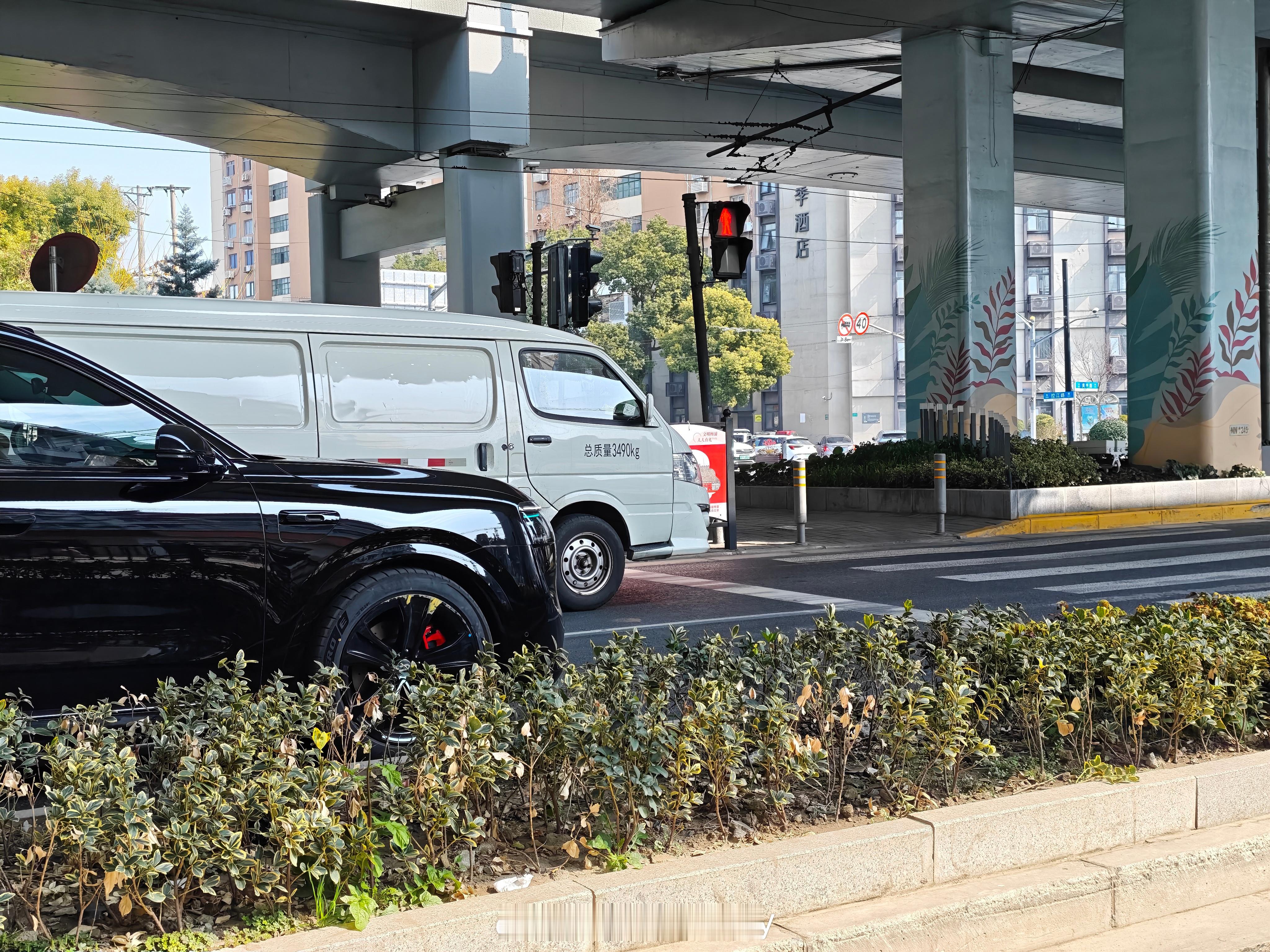 aito 城市辅助驾驶 离停车线有点远啊 