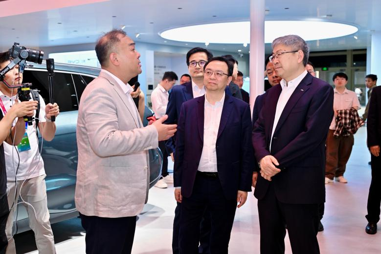 这届北京车展，最出圈的不是哪款炸裂的新车，而是一众车企掌门人集体打卡比亚迪展台的