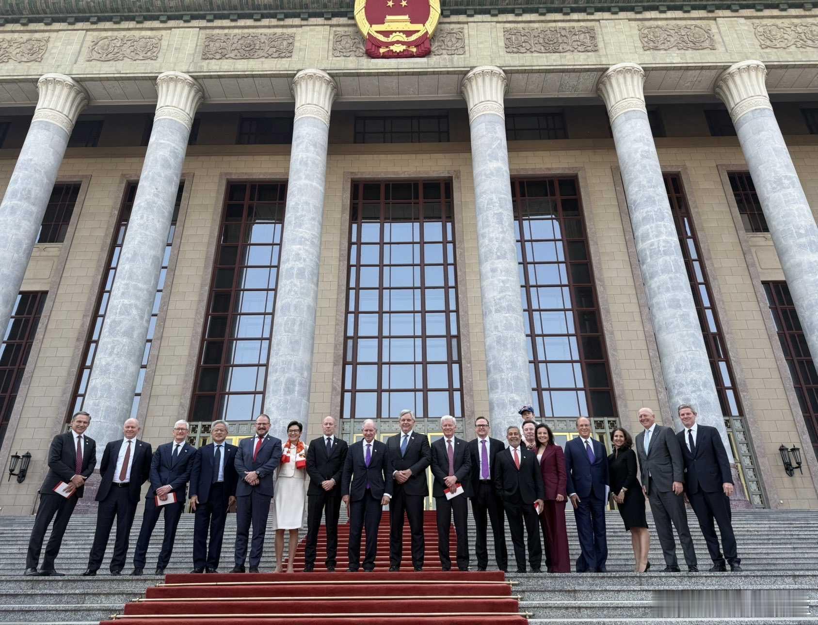 特朗普访华欢迎宴会 美国CEO代表团合影，马斯克背着儿子X一起照。不认同马斯克涉