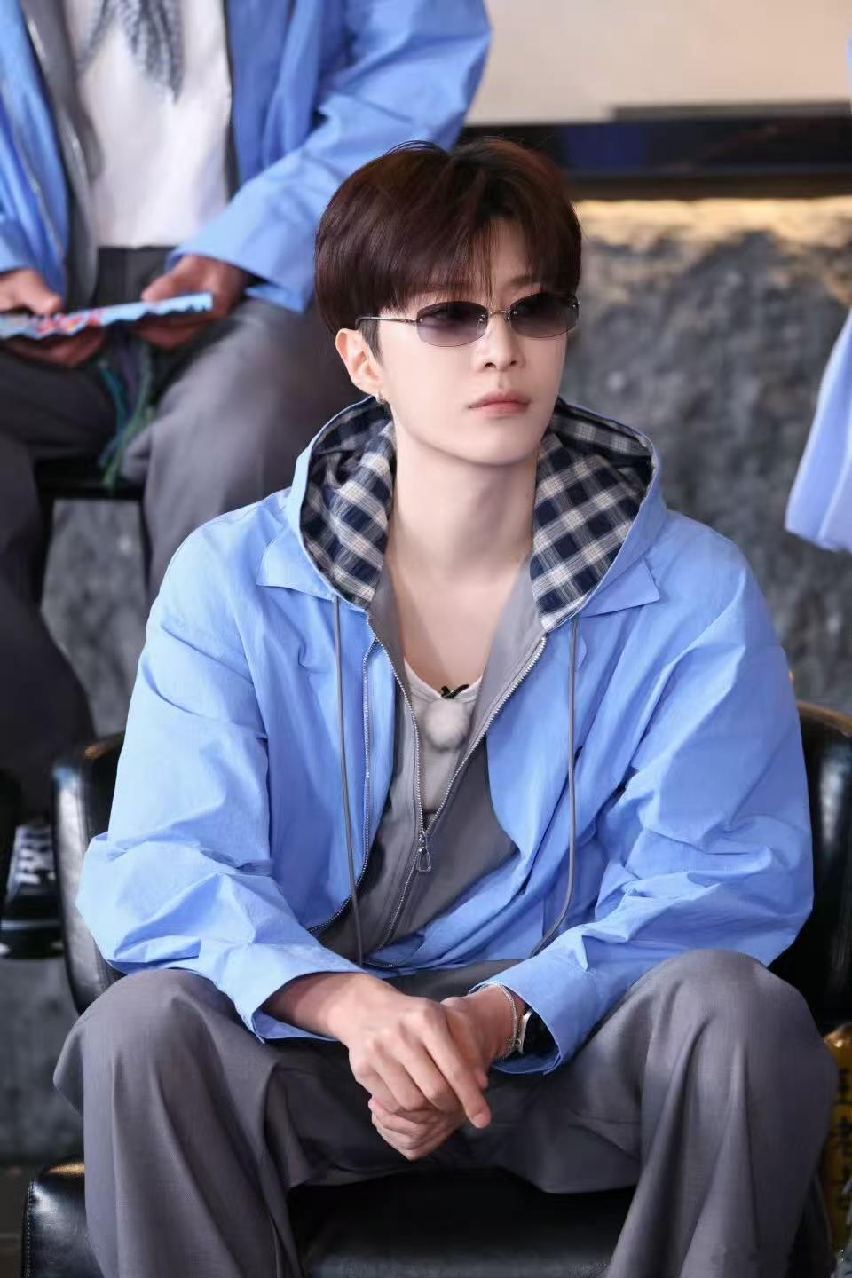 范丞丞墨镜掉了 范丞丞用一个墨镜证明自己的憨憨本质，落水之后不顾其他只想找回眼镜