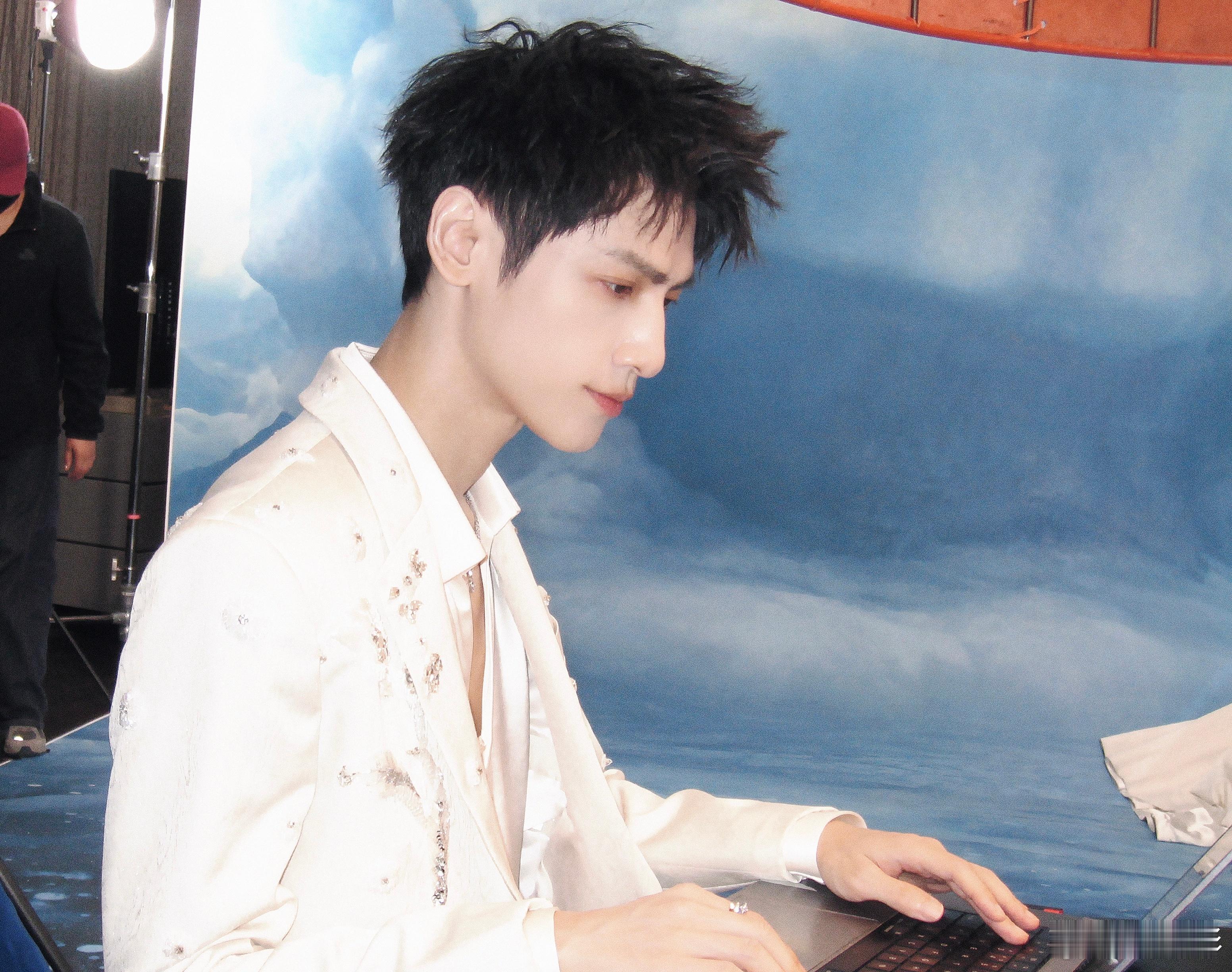  罗云熙刀剑如梦唱出了江湖气概 一开口就有策马奔腾的画面，侠气直冲云霄！罗云熙把