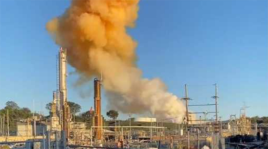 【美国一化工厂发生爆炸，大量氨气泄漏】当地时间11月5日下午，美国密西西比州亚祖