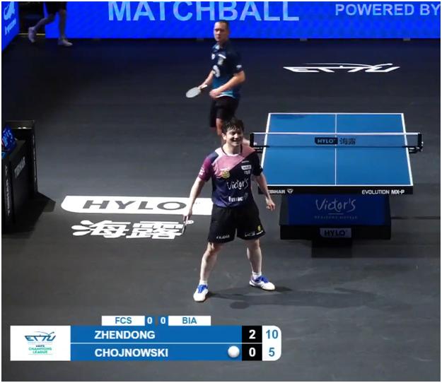 樊振东赢了比赛后做了个新的庆祝动作，有些像是模仿足球运动员C罗的庆祝动作。这是樊