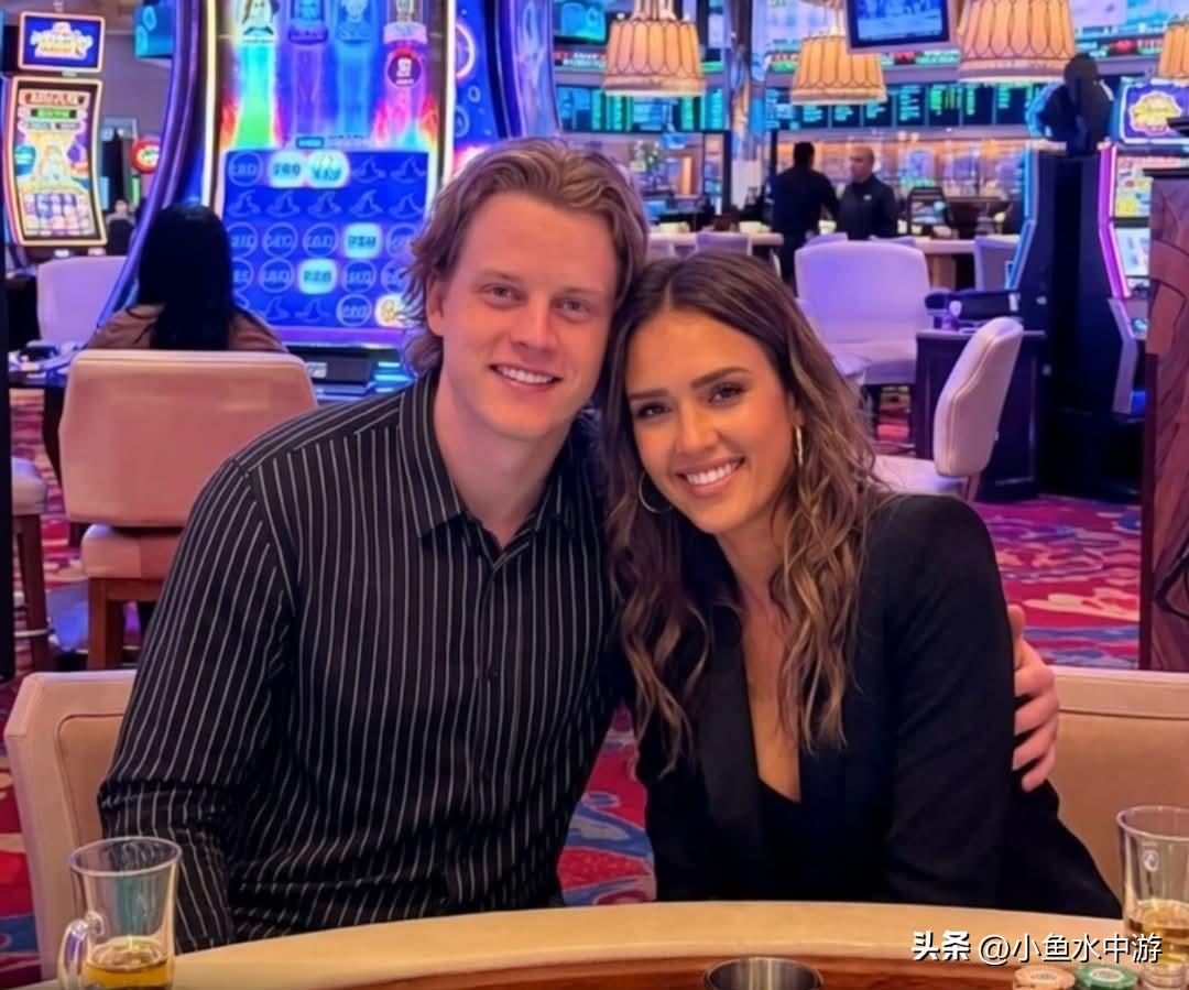 乔·伯罗与杰西卡·阿尔芭在拉斯维加斯被拍到同框？
 
据报道，这位NFL明星四分