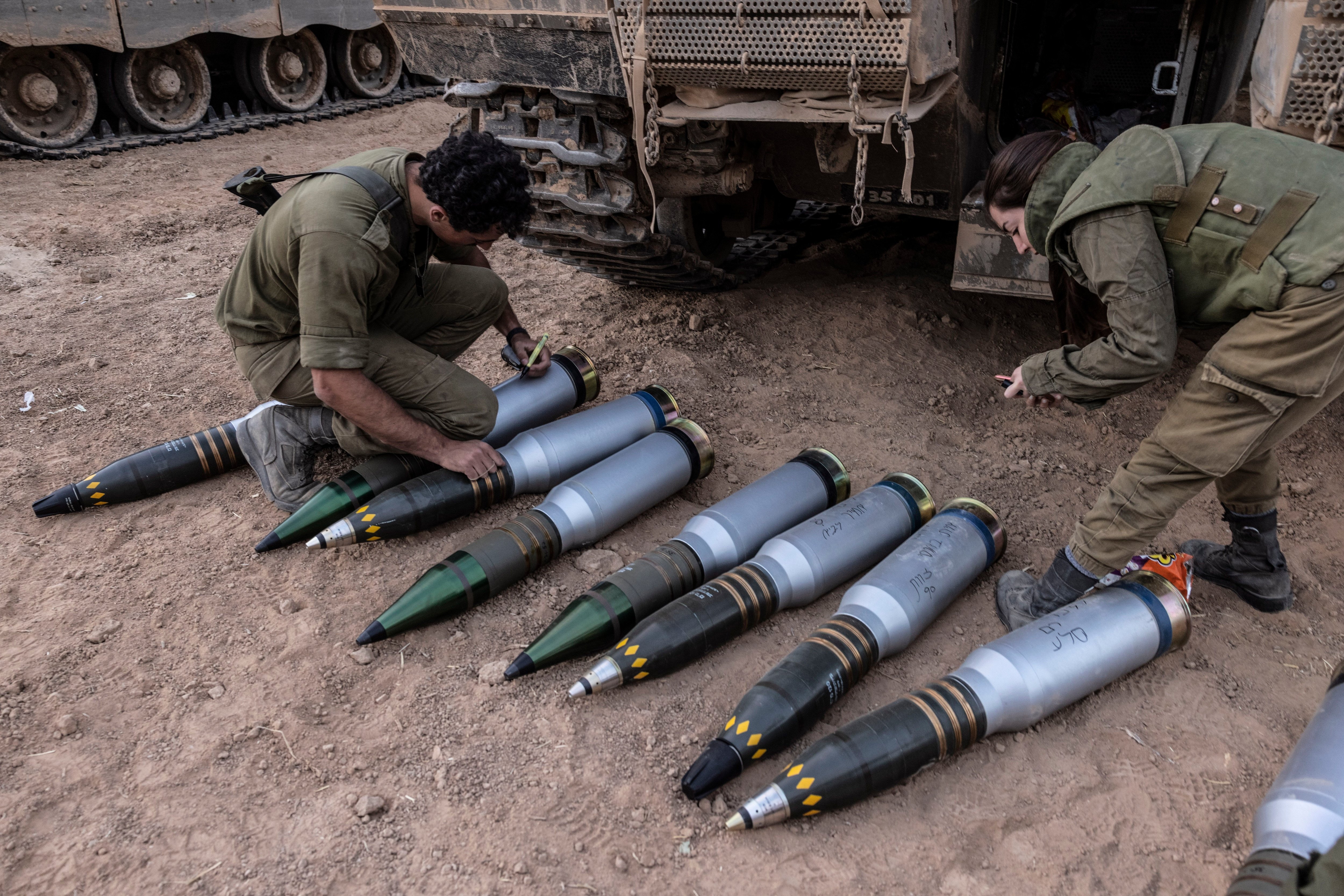 #高分辨率图像# 以色列的120mm炮弹，金属底座，看起来是可燃药筒 ​​​