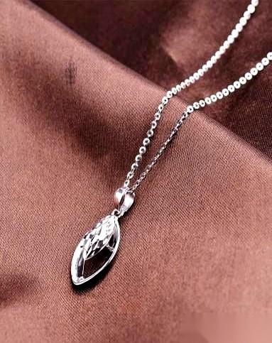 从首饰盒底翻出一条老项链，对着手机上的金价牌子一算，我手都哆嗦了一下。
2011