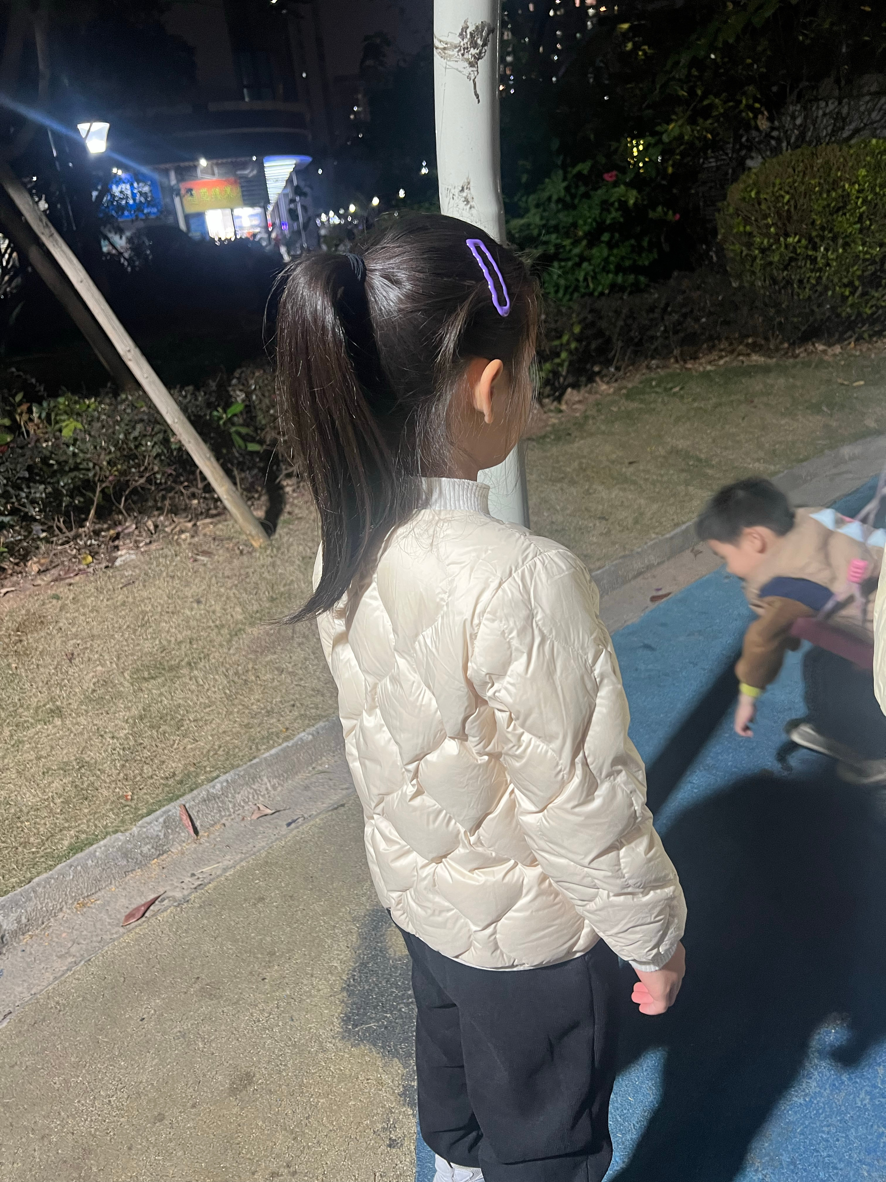 一觉睡到了快8点～突然间弹起来，米米，快，起来了，我们迟到了！接着飞速拉着孩子洗