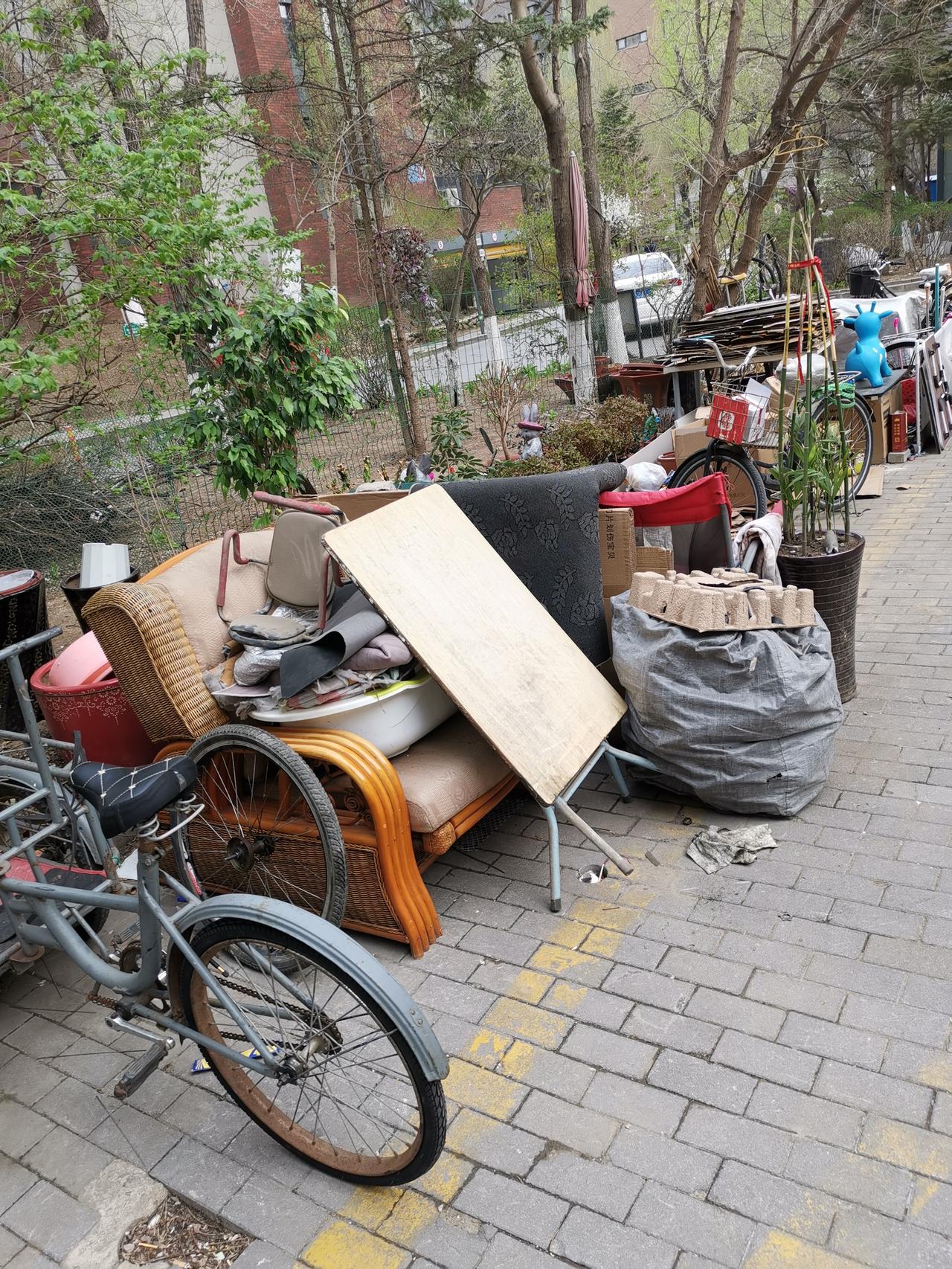 【物业撤退怨业主不交费，那为什么导致不交费？】
        物业老抱怨业主不