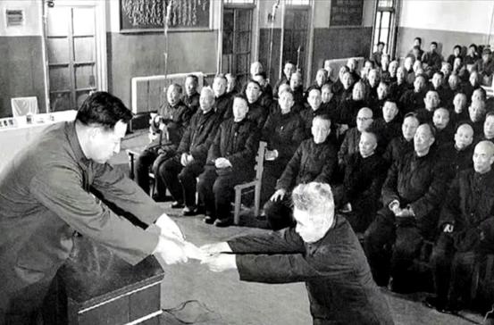 1975年，被我军俘虏的大多数国民党军官都已被特赦，只剩下13个冥顽不灵的军官始