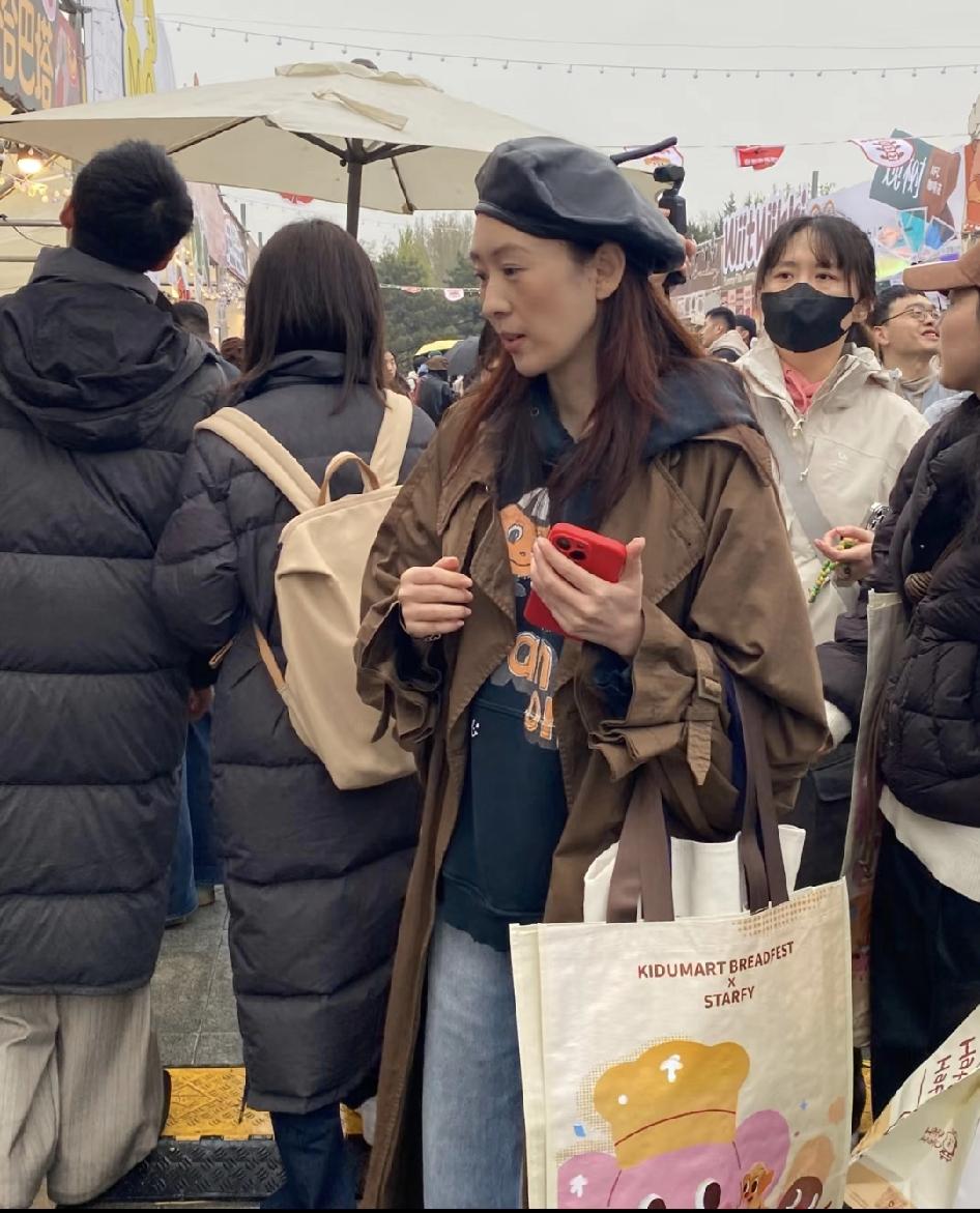 童瑶现身北京三里屯面包节，她一个人开心着逛着市集，被民众认出来也不躲闪，还跟摊主