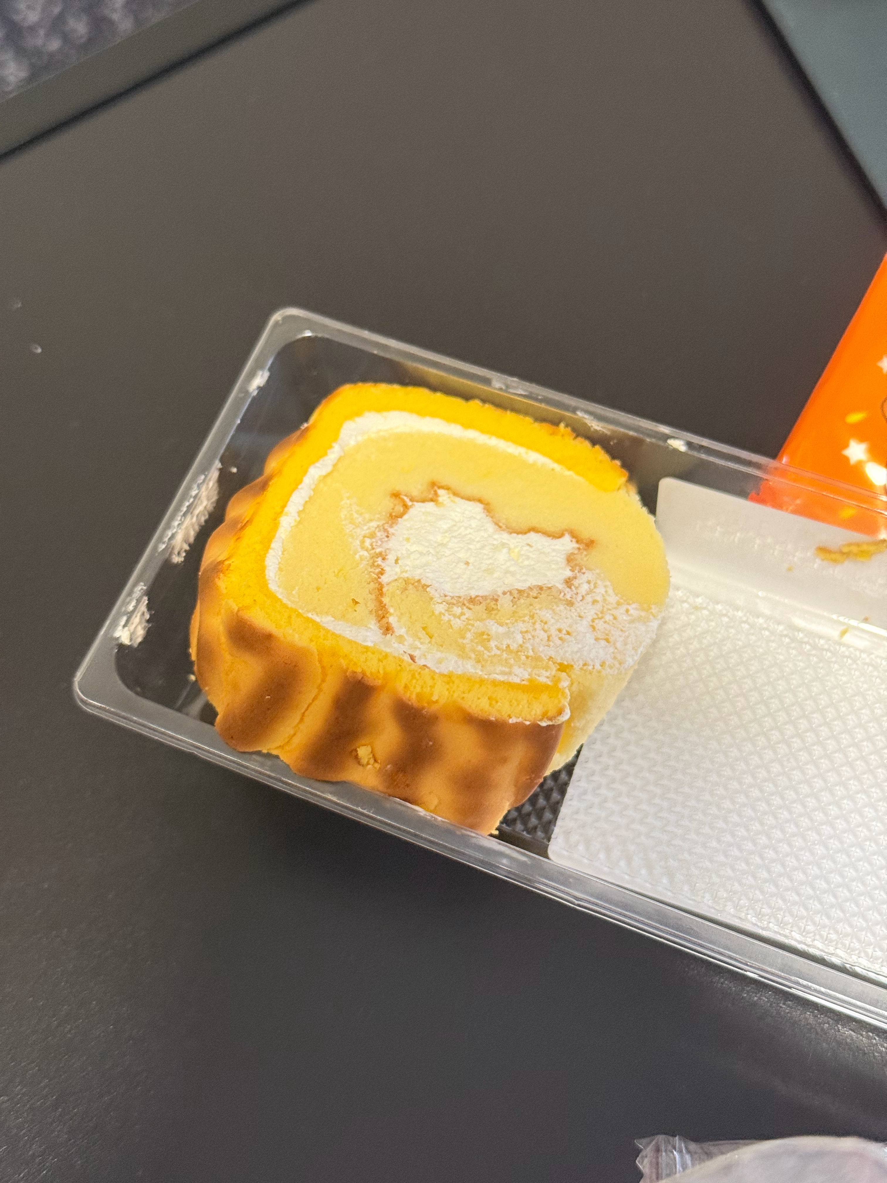 小象超市买的虎皮卷和酸奶提子面包好好吃呀！！！ 
