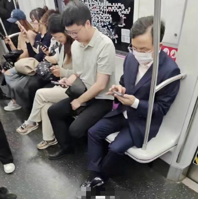 比亚迪老总王传福被网友拍到挤地铁去参加车展，身价1100亿元，依然坚定地秉承绿色