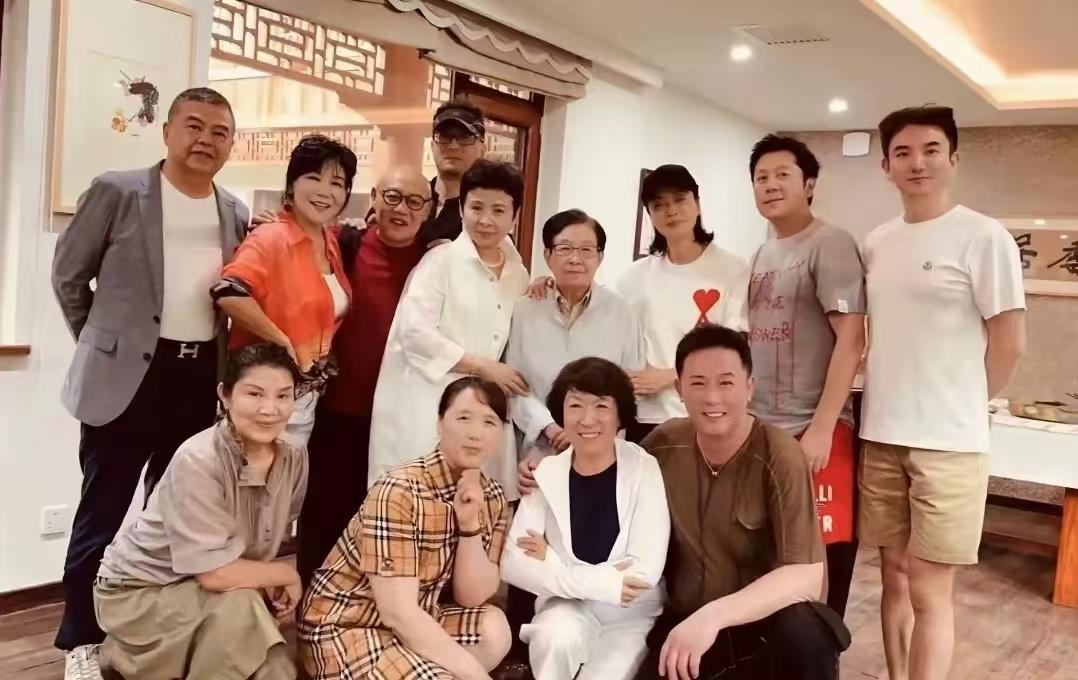 “谷家班”成员去探望谷建芬！
一年一度的师徒相聚日，毛阿敏、蔡国庆、解晓东、董文