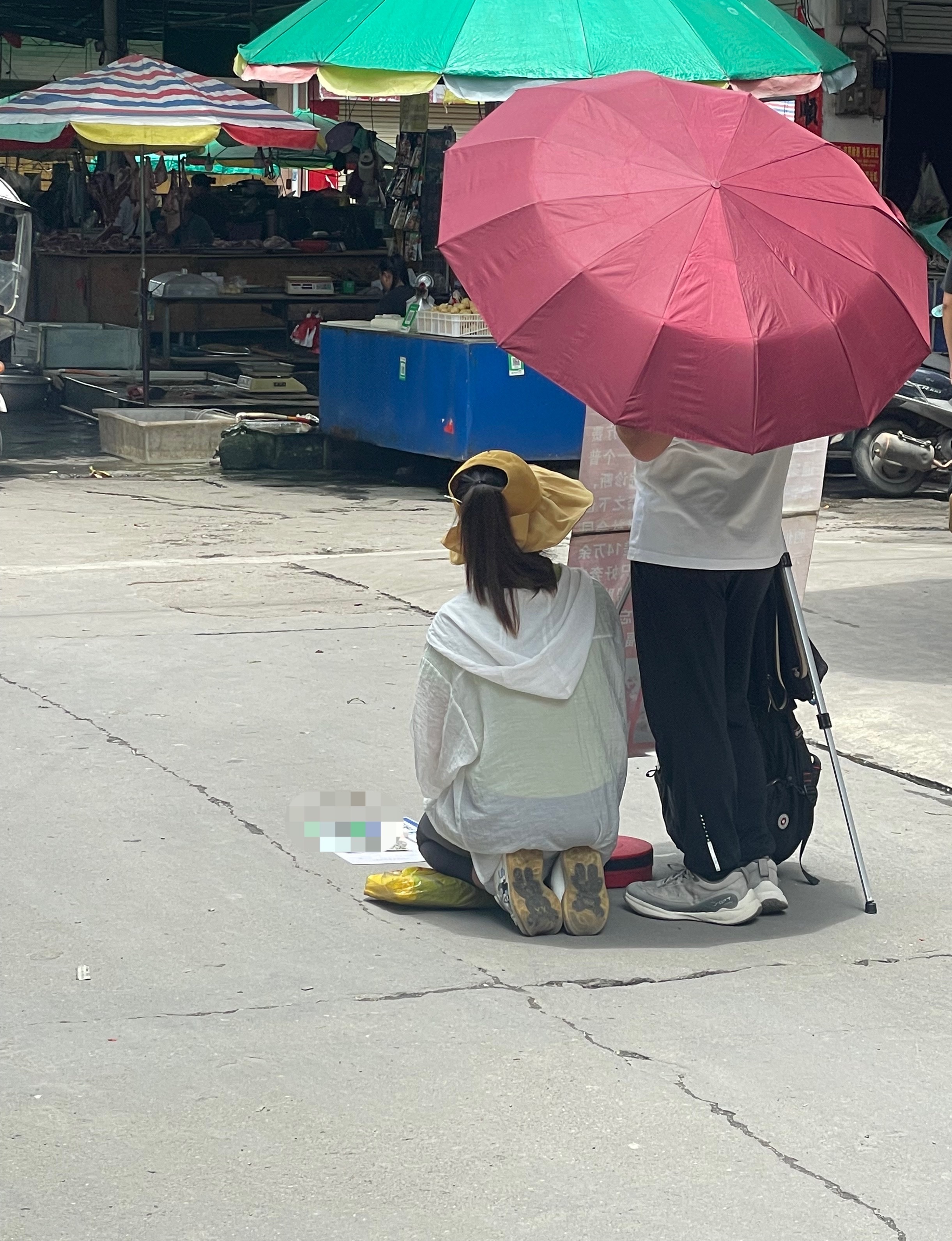【玉林某地村庆菜场一对男女在乞讨要钱】今天是农历四月初六，玉林某地的村庆社公诞。