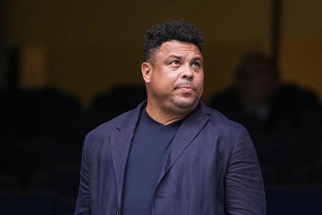 【大罗也出现在梅阿查球场的看台上】罗纳尔多·纳扎里奥，这位二十多年前的超级巨星，