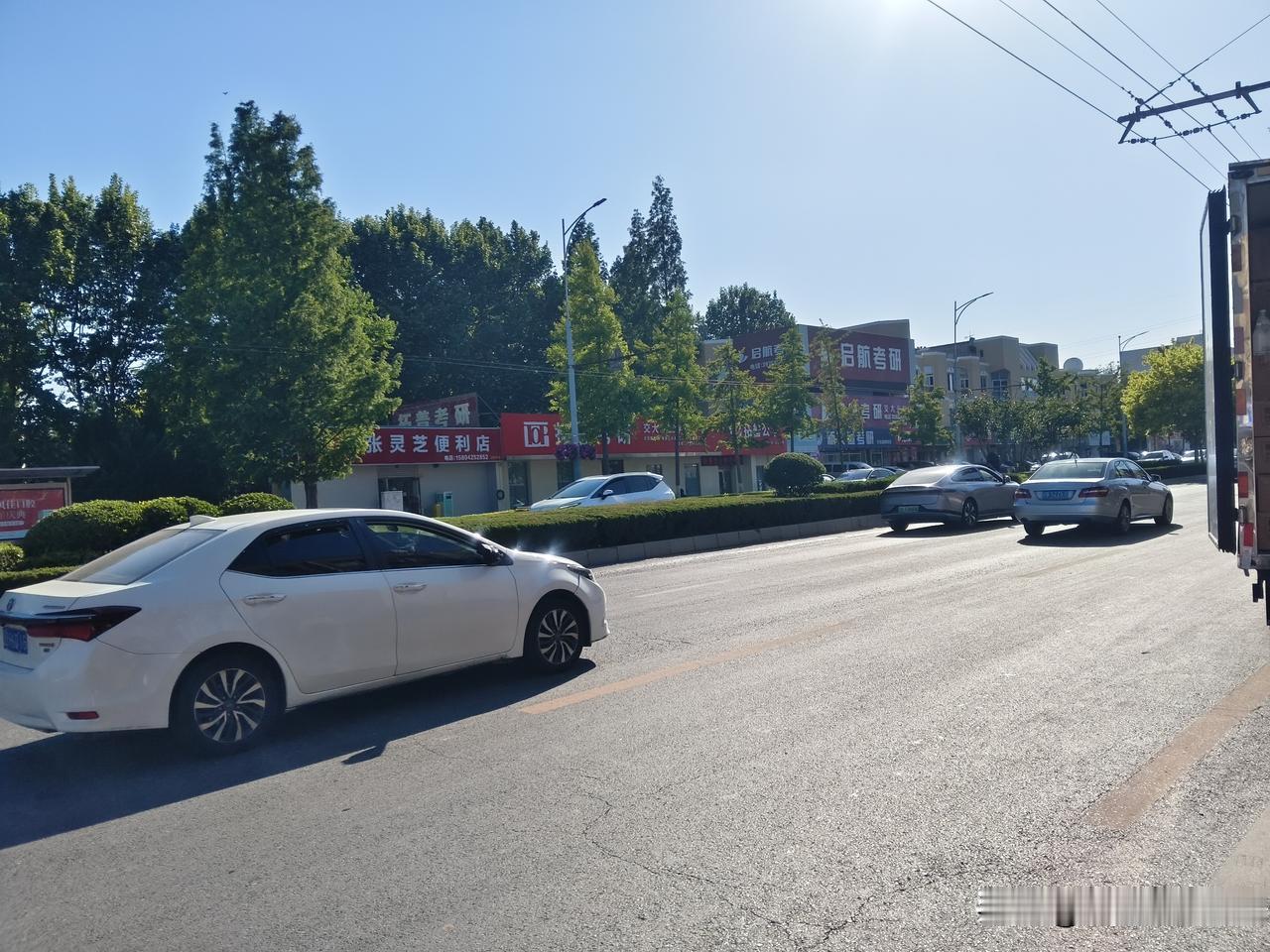 大连在下了几天雨之后晴了。晴了之后的大连气温马上上升了，由“穿着长袖”变成了“身