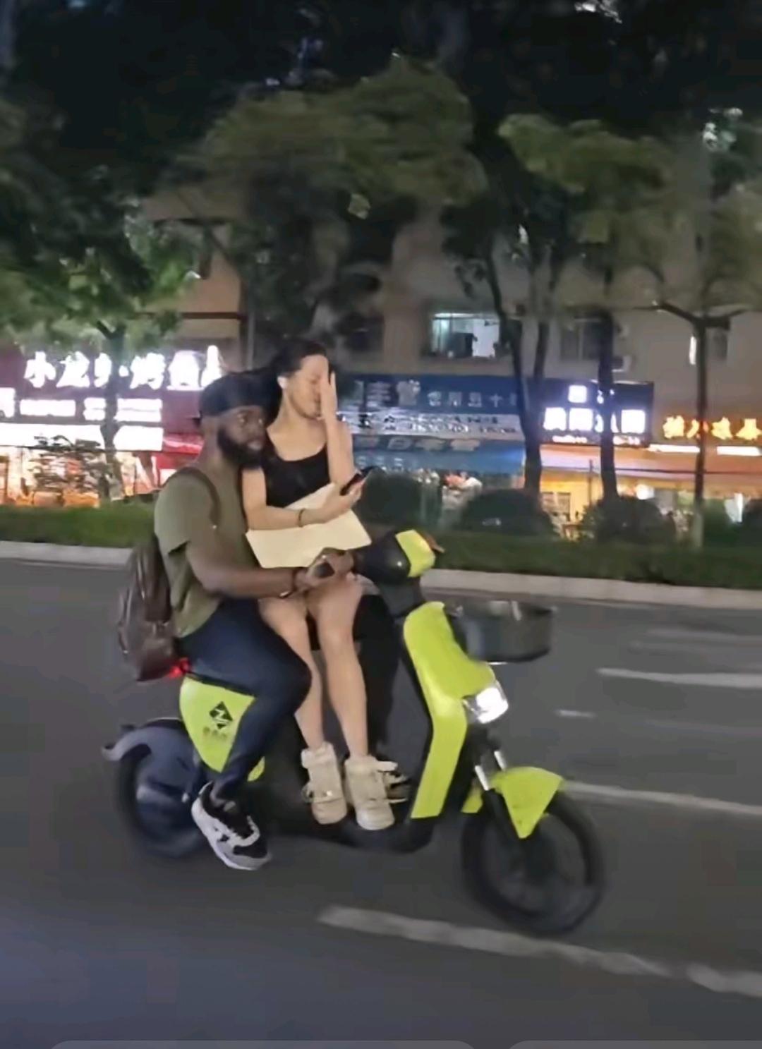 您觉得她是不好意思捂脸还是怕风大捂脸呢？