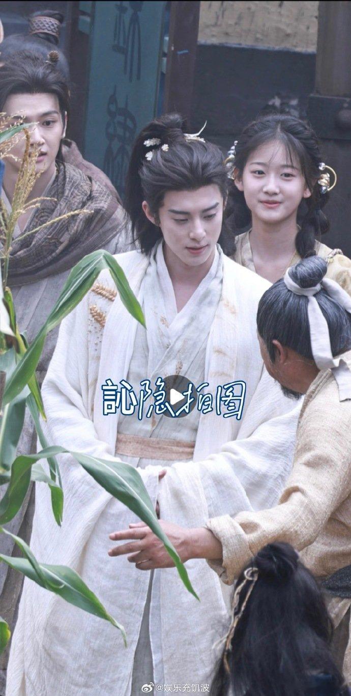 王鹤棣咸鱼飞升白衣路透 王鹤棣《咸鱼飞升》白衣路透释出，直接开启舔屏模式，这颜值