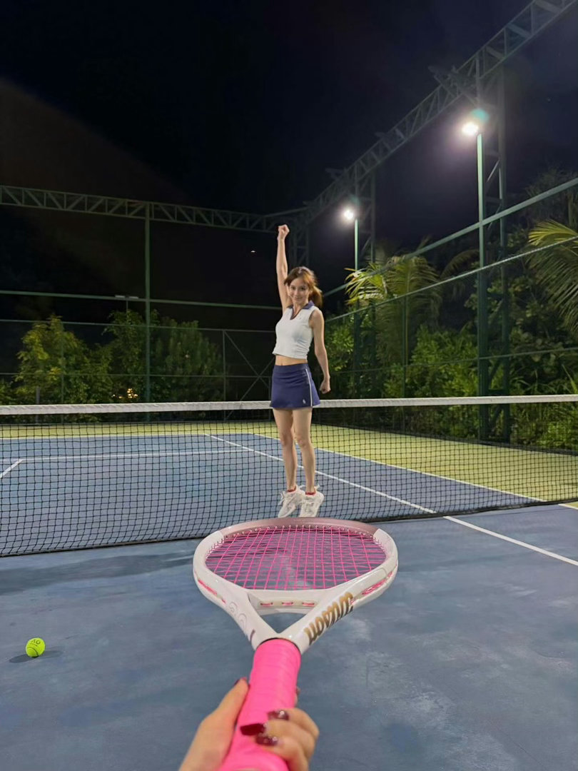 Angelababy今日ins营业来了感觉p3桌子上的像新商务 