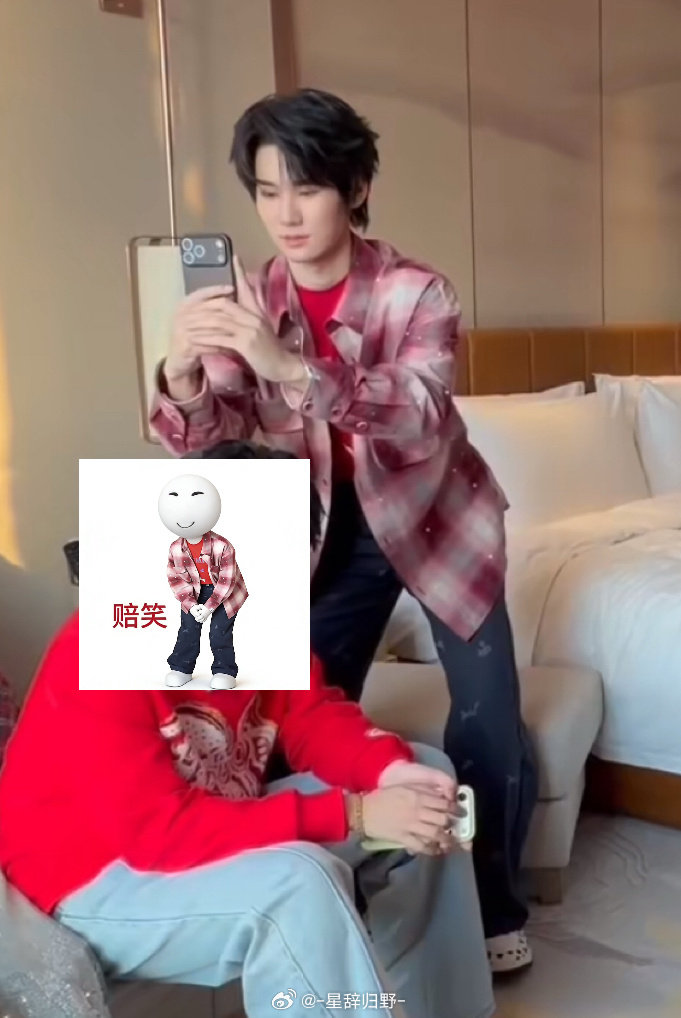 张真源举起手是拍照放下手是赔笑 张真源举起手是拍照放下手是赔笑 