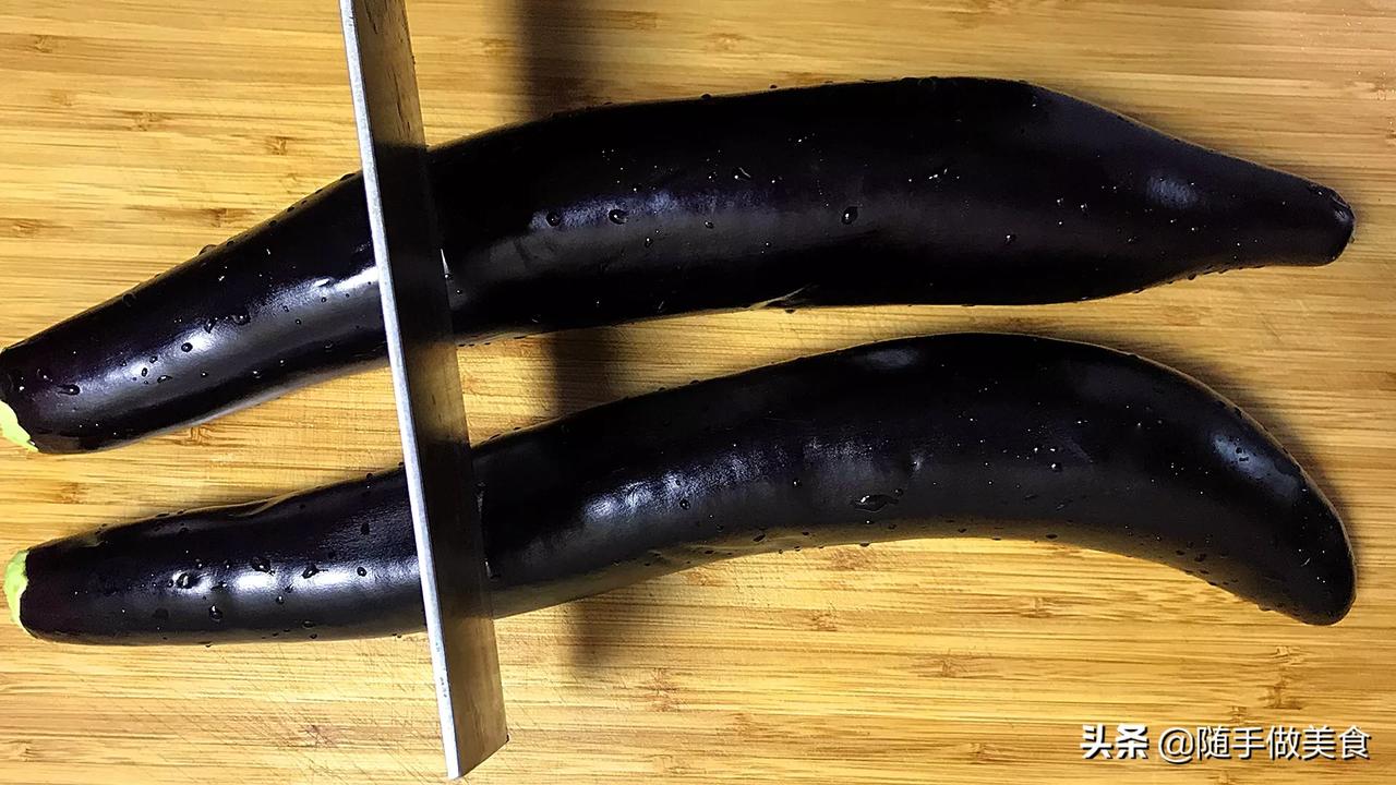 家常版茄子的做法，不用过油，两个茄子做一盘，好吃到停不下来
详细做法视频>>