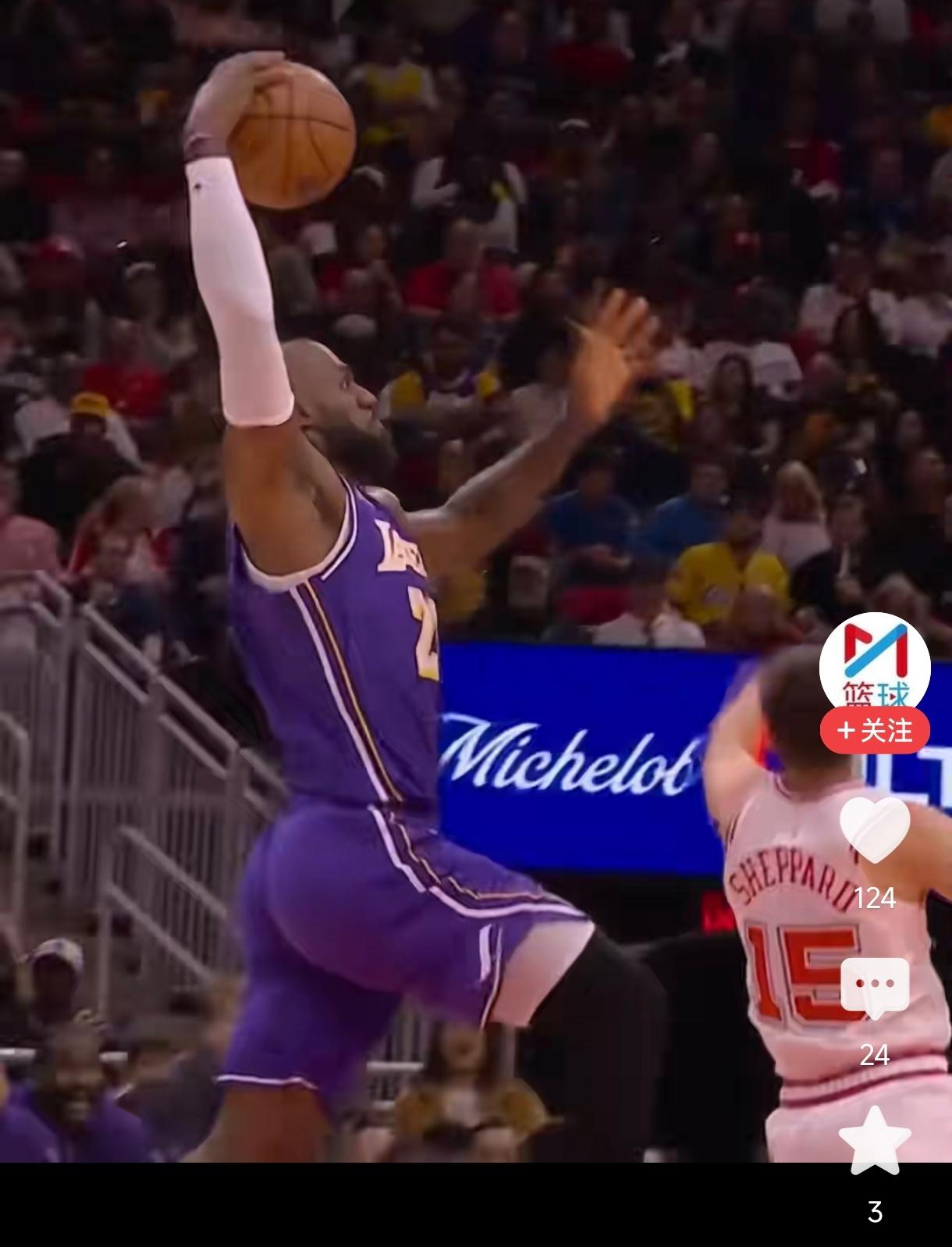 詹姆斯抱上了真大腿。
老詹郁闷了一个赛季，
终于能扬眉吐气一回了。
面对没有大腿